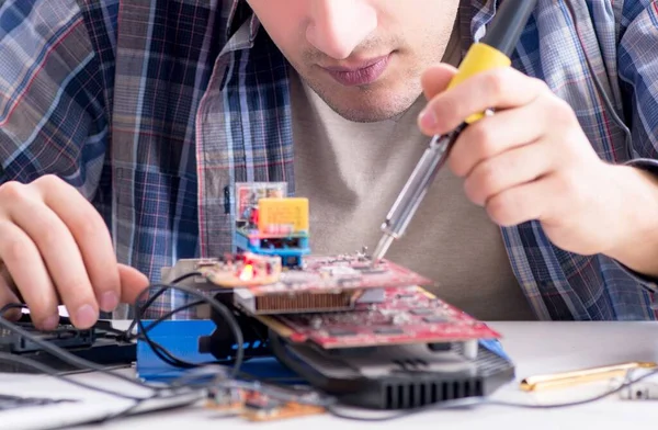 Professionell reparatör reparera dator i verkstad — Stockfoto