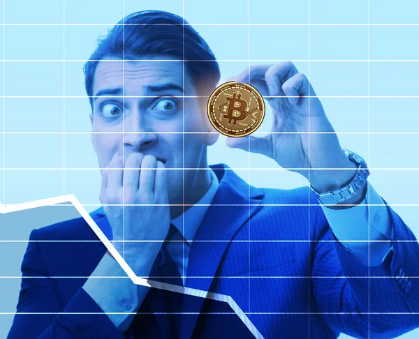 Affärsman ledsen över bitcoin pris krasch — Stockfoto