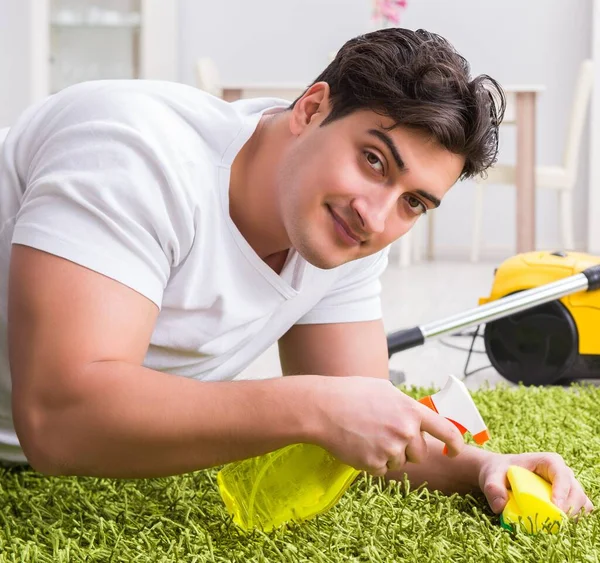 Joven marido hombre limpieza piso en casa — Foto de Stock