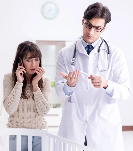 Arzt erklärt junge Mutter — Stockfoto