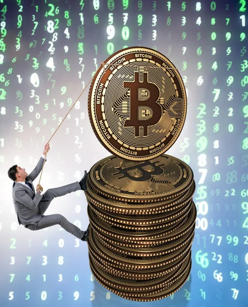 Biznesmen wspinający się na stos bitcoinów — Zdjęcie stockowe