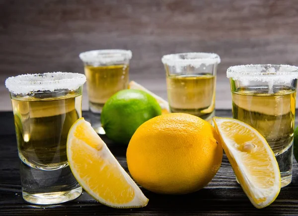 Tequila ital, lime-mal és sóval töltött pohárban — Stock Fotó