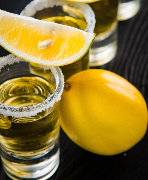 Bebida de tequila servida em copos com limão e sal — Fotografia de Stock