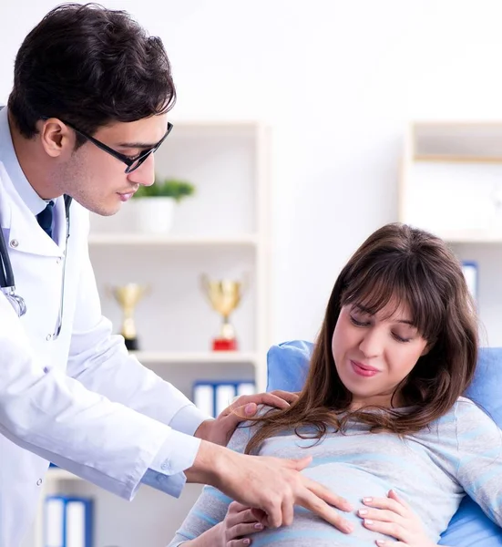 Mulher grávida visitante médico para consulta — Fotografia de Stock