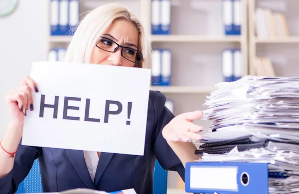 Geschäftsfrau mit Botschaft im Büro am Schreibtisch — Stockfoto