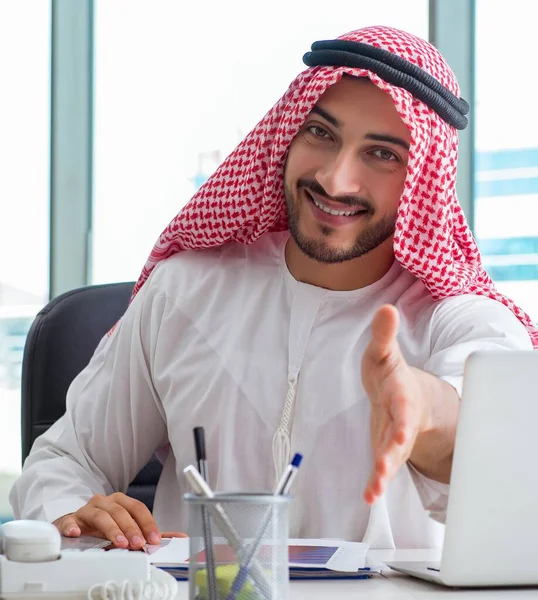 Uomo d'affari arabo che lavora in ufficio — Foto Stock