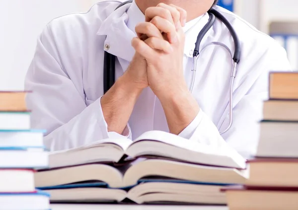 Étudiant en médecine se préparant aux examens universitaires — Photo