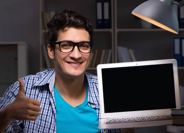 Student bereitet sich spät abends zu Hause auf Prüfungen vor — Stockfoto