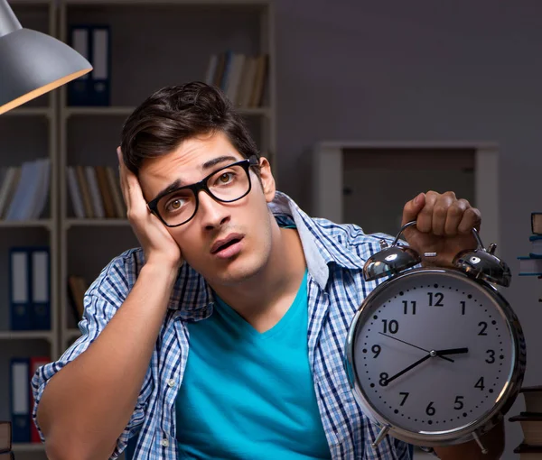 Estudiante preparándose para los exámenes tarde en la noche en casa —  Fotos de Stock