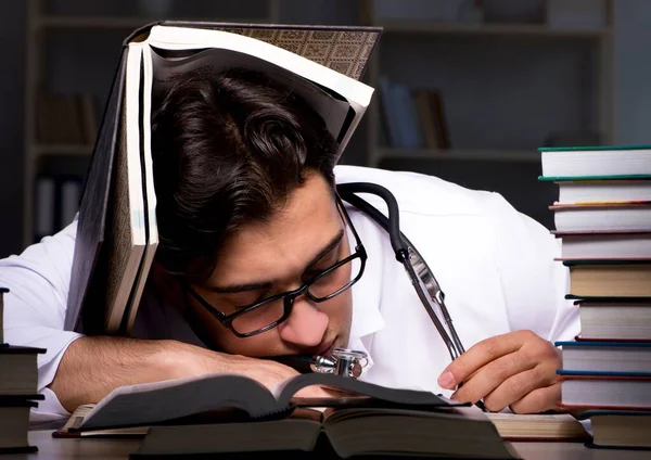 Estudiante de medicina preparándose para exámenes universitarios por la noche —  Fotos de Stock