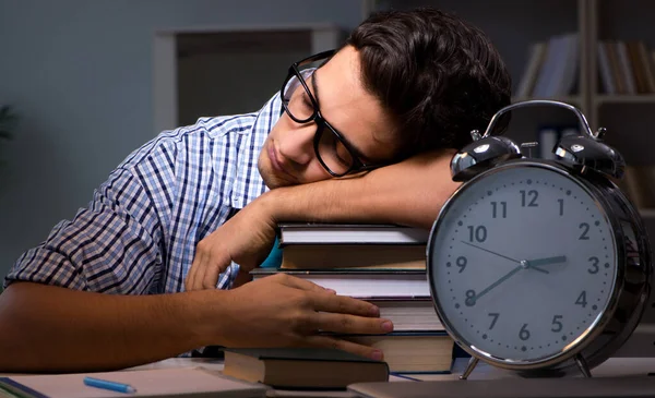 Estudante se preparando para exames tarde da noite em casa — Fotografia de Stock