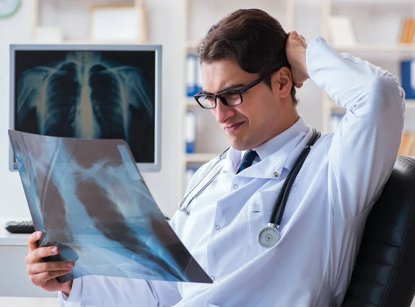 Doktor radyoloji uzmanı röntgen görüntülerine bakıyor. — Stok fotoğraf