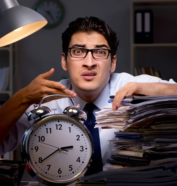 Jovem empresário que trabalha horas extras no final do mandato — Fotografia de Stock