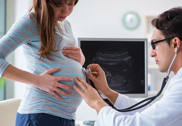 Беременная женщина посещает врача для регулярного осмотра — стоковое фото