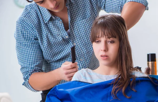 Man male hairdresser doing haircut for woman — Stock Photo, Image