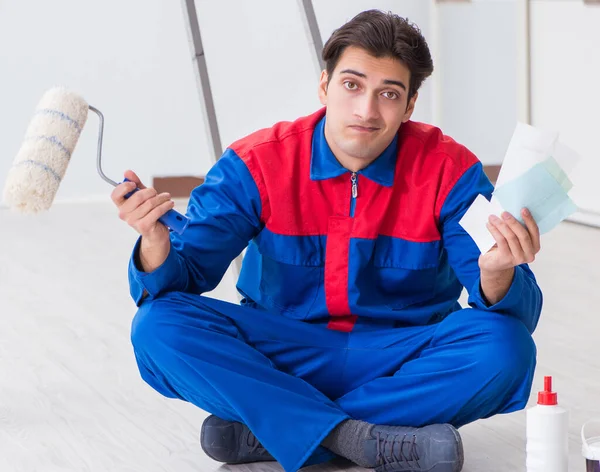 Joven pintor tratando de combinar colores para el trabajo de pintura —  Fotos de Stock