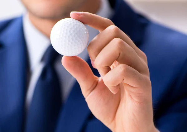 Jeune homme d'affaires avec balle de golf travaillant au bureau — Photo