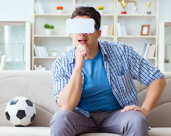 Homem vestindo realidade virtual óculos VR assistindo futebol futebol — Fotografia de Stock