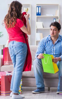 Alışveriş yaptıktan sonra genç çift.