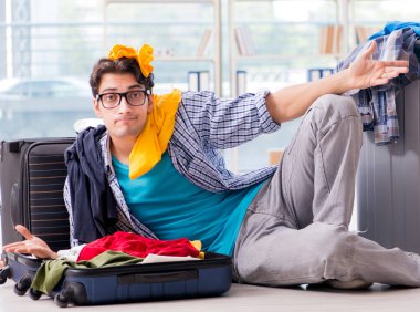 Genç adam tatil için hazırlanıyor.