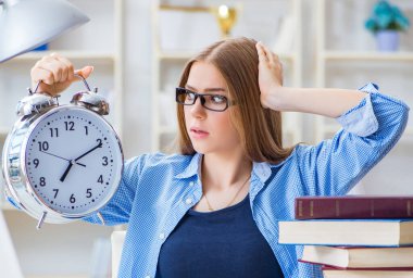 Evde sınava hazırlanan genç kız öğrenci.