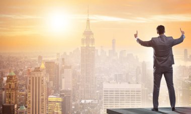 İş adamı iş konseptinde yeni zorluklara hazır