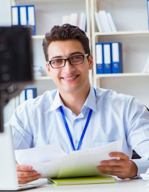 İş blogcusu aboneleri için internet yayını yapıyor