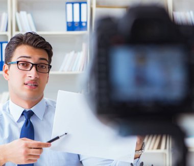 İş blogcusu aboneleri için internet yayını yapıyor