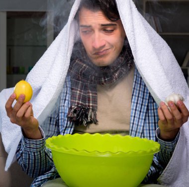 Hasta adam gece evde solunum yapıyor.