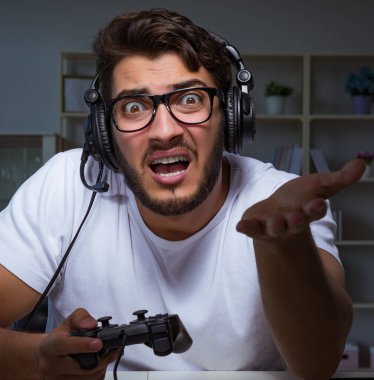 Genç adam ofiste saatlerce oyun oynuyor.