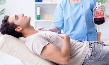 Hastanenin kliniğinde kan nakli olan hasta.