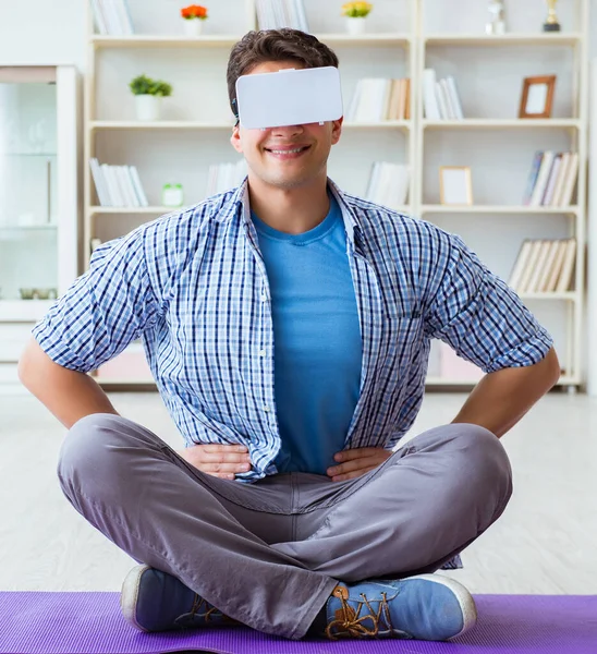 Мужчина в виртуальных очках виртуальной реальности занимается спортом дома — стоковое фото