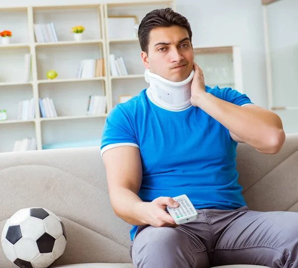 男子颈部受伤在家看足球 — 图库照片