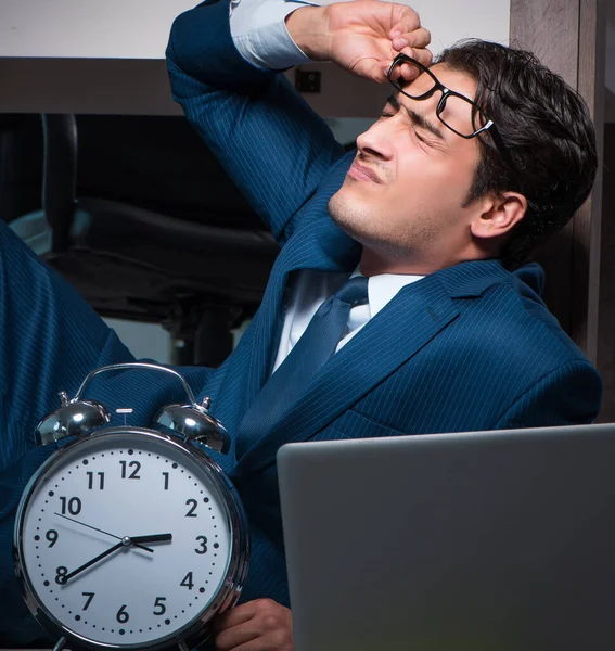 Бізнесмен працює понаднормово пізно в офісі — стокове фото