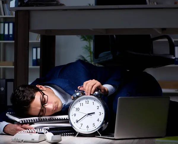 Empresario trabajando horas extras largas horas tarde en la oficina — Foto de Stock