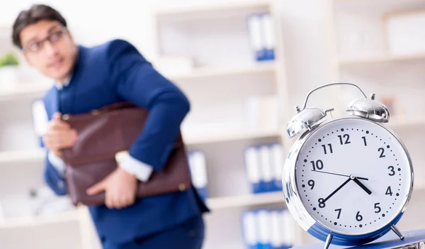 Businessman in rush trying to meet deadline — Stock Photo, Image