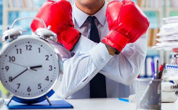 Geschäftsmann mit Boxhandschuhen im Büro — Stockfoto