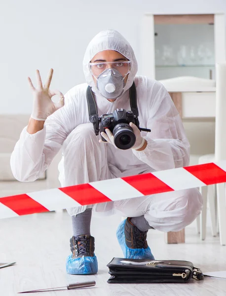 Kriminalteknisk expert på brottsplatsen gör utredning — Stockfoto