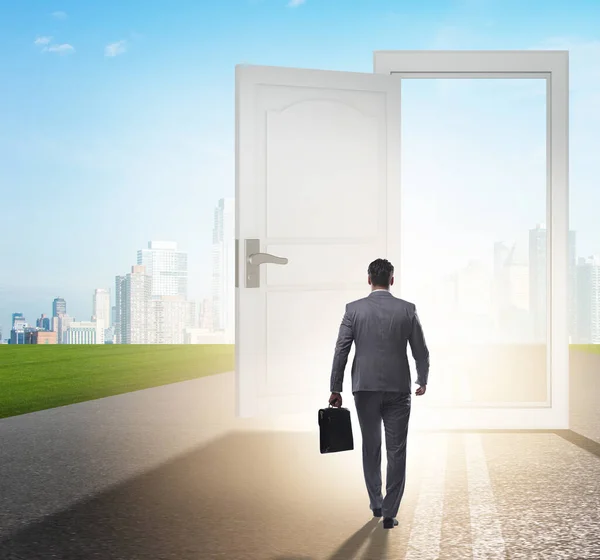 ビジネスチャンスの概念でドアの前にビジネスマン — ストック写真