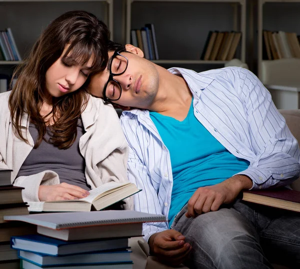 Dos estudiantes que estudian tarde preparándose para los exámenes — Foto de Stock