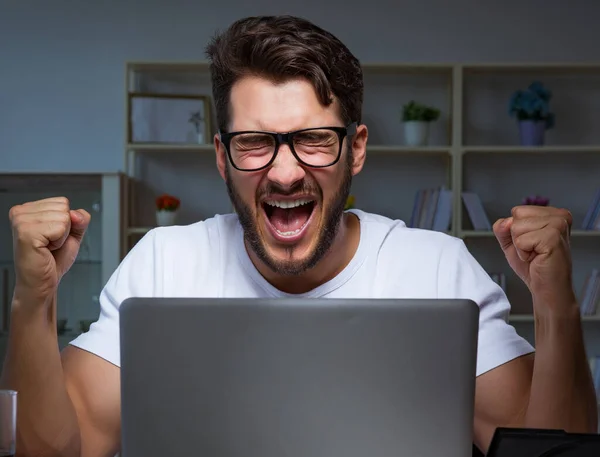 Jeune homme restant tard au bureau pour faire des heures supplémentaires — Photo