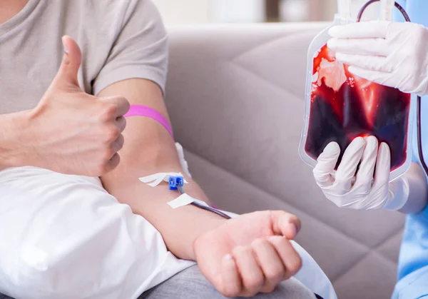 Patient bekommt Bluttransfusion in Klinik — Stockfoto