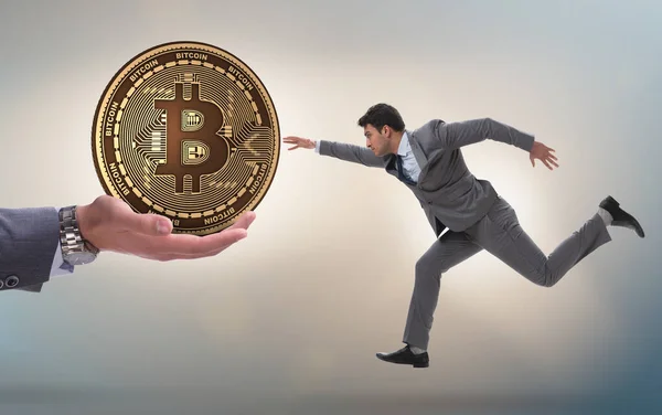 Geschäftsmann in Bitcoin-Preiserhöhungskonzept — Stockfoto