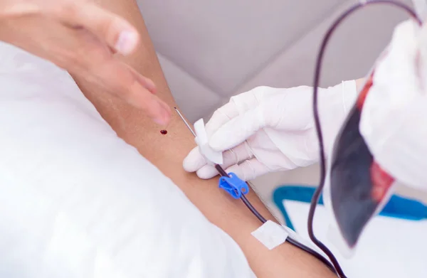 Paciente recebendo transfusão de sangue na clínica hospitalar — Fotografia de Stock