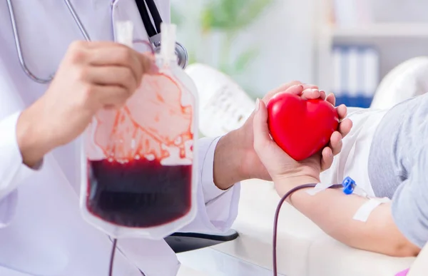 病院で輸血を受ける患者 — ストック写真