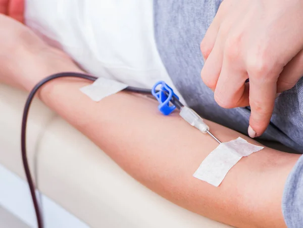 病院で輸血を受ける患者 — ストック写真