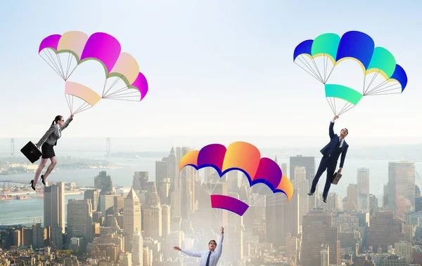 Ділові люди падають на парашути — стокове фото
