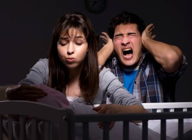 Genç ebeveynler geceleri yeni doğmuş bebekle uykusuz kalıyor.