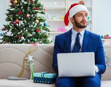 Noel 'de evde çalışan bir iş adamı.