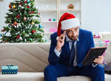 Noel 'de evde çalışan bir iş adamı.